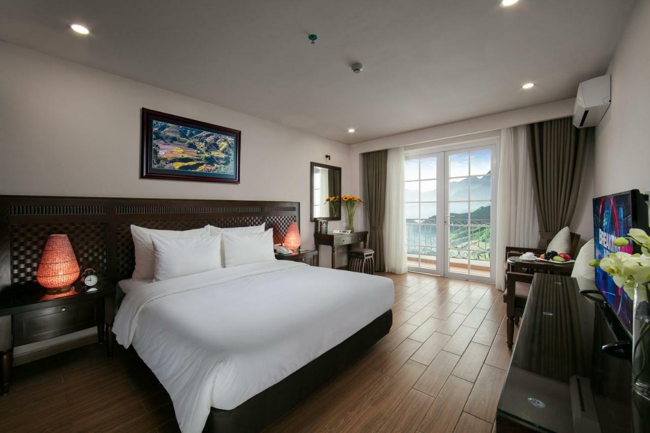 Khách sạn Azure Sapa 4 sao là một trong những lựa chọn hàng đầu cho du khách muốn tận hưởng kỳ nghỉ hoàn hảo tại Sapa. Với thiết kế hiện đại, phòng ốc rộng rãi và trang bị đầy đủ tiện nghi, khách sạn này đem đến cho du khách cảm giác thoải mái và thư giãn như đang ở tại nhà.